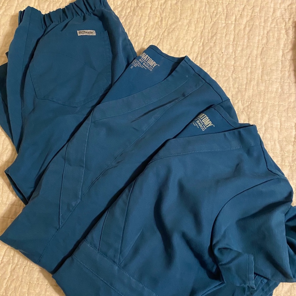 Grey’s Anatomy scrub set w/2 tops and 1 pant